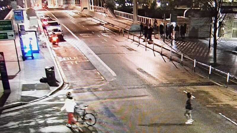 Ezedi seen in the bottom right of the image wearing a black jacket on Chelsea Bridge (Image: Met Police)