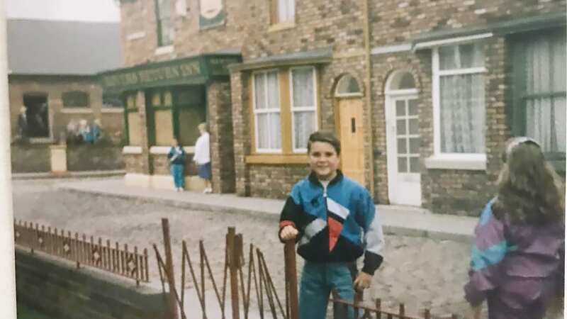 Coronation Street favourite recreates childhood snap as he returns to cobbles