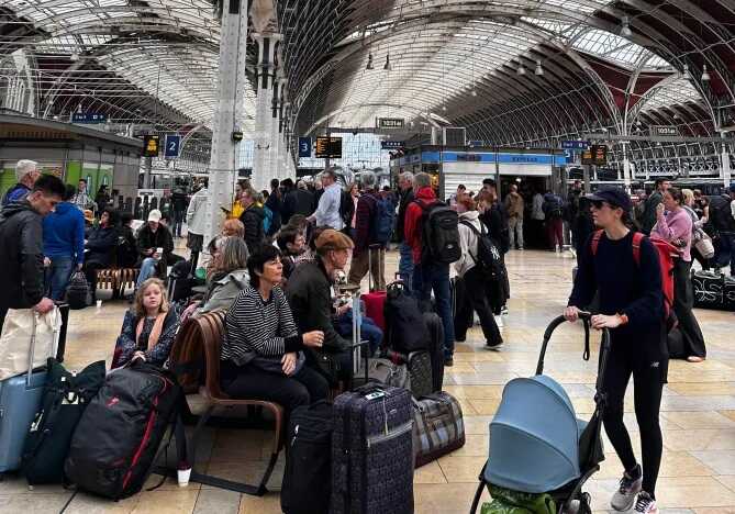 Passengers are left stranded at Paddington Station after a derailment between Paddington and HeathrowCredit: Story Picture Agency