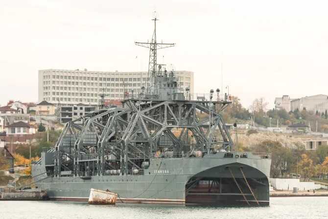 Russian warship Kommuna, reportedly hit this morning by a Ukrainian missile