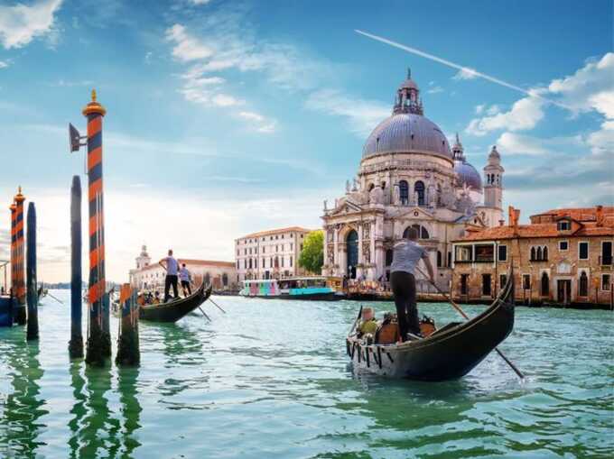 Venice residents protest against the proposed entry fee for tourists, fearing the city may transform into a mere "theme park"