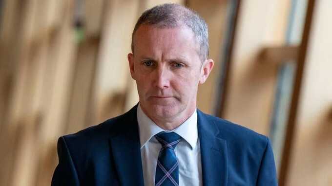 The Scottish Parliament will suspend a former minister who claimed an £11,000 roaming bill on expenses
