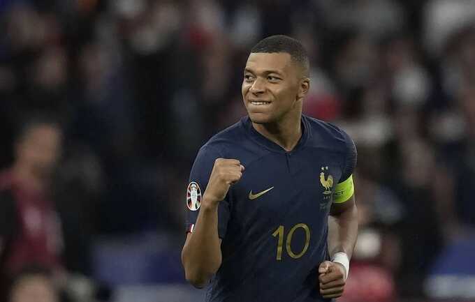Real Madrid land Kylian Mbappé on free transfer with €125m signing bonus