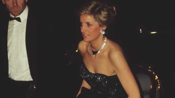 Diana, Princess of Wales wore one of the dresses to a performance of the ballet Cinderella at the Royal Opera House in December 1987