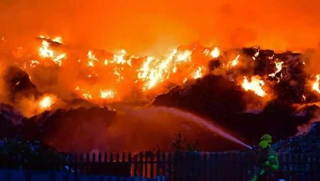 The fire at Huyton Industrial estate in Merseyside ( Image: Colin Lane/Liverpool Echo)
