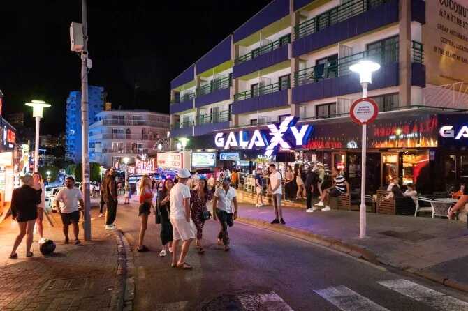 Magaluf police are searching for a Brit who knocked out a 20-year-old tourist during a street brawl between two groups of UK holidaymakers