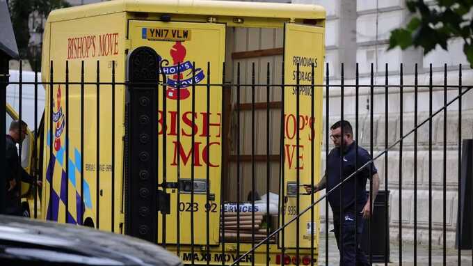 Removal vans spotted outside No10 as Rishi Sunak forced out