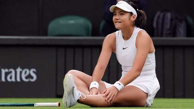 Emma Raducanu crashes out of Wimbledon after a painful defeat by Lulu Sun