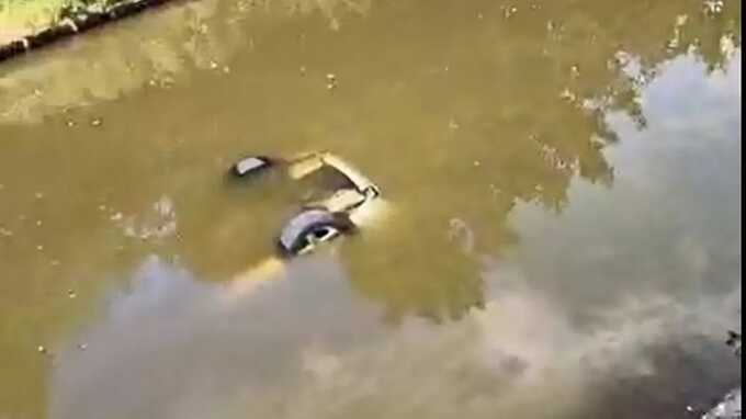 A car ends up in a canal in Marple, Stockport (Image: No credit)