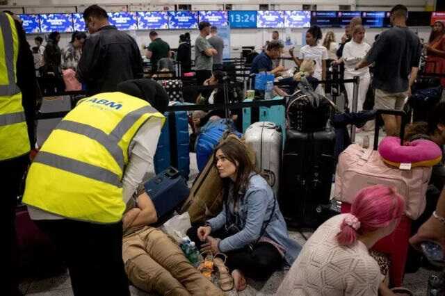 Holidaymakers warned of more airport delays after global Windows outage