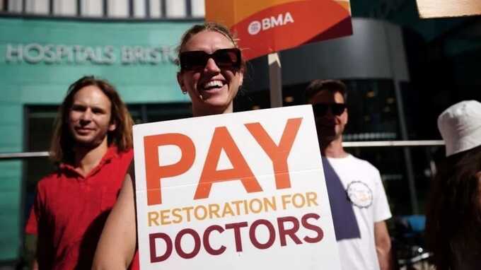 Junior doctors offered 22% pay rise in deal to end strike action