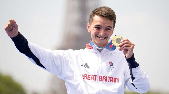 Alex Yee wins gold in men’s triathlon with stunning late victory