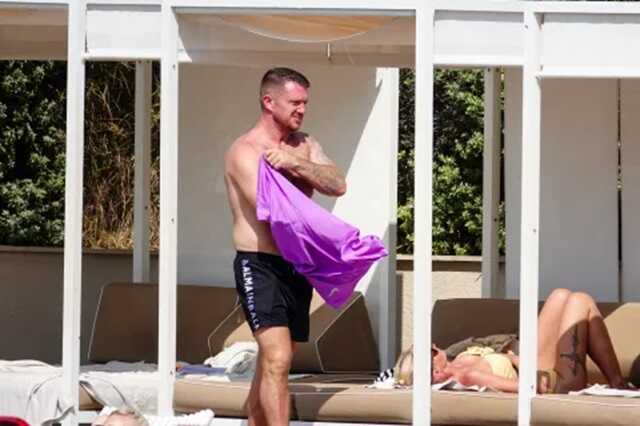 Tommy Robinson suns himself in Ayia Napa while fueling ’migrant’ fears online