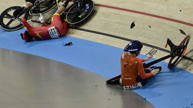 The aftermath of the crash in a women’s track cycling keirin quarter-final ( Image: John MACDOUGALL)