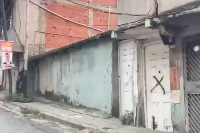 A house in Caracas marked with the letter X. Residents believe regime loyalists are marking the homes of opposition supporters. (Photo: OCCRP)