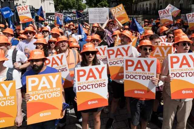 Junior doctors accept 22% pay increase ending NHS strikes