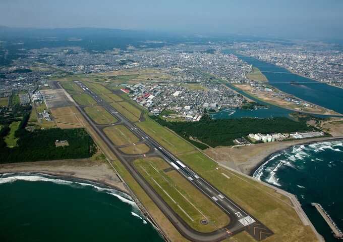 A buried U.S. Second World War bomb has exploded at a Japanese airport