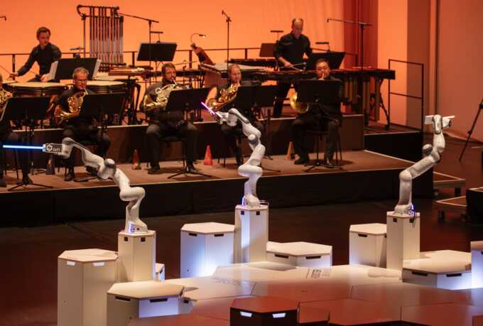 Three-armed robot conductor makes its debut in Dresden