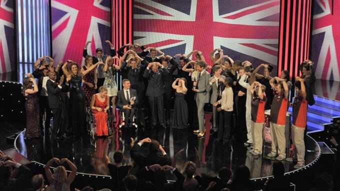 King Charles with members of Team GB doing the ’Mobot’ at the Daily Mirror Pride of Britain Awards ( Image: Daily Mirror)