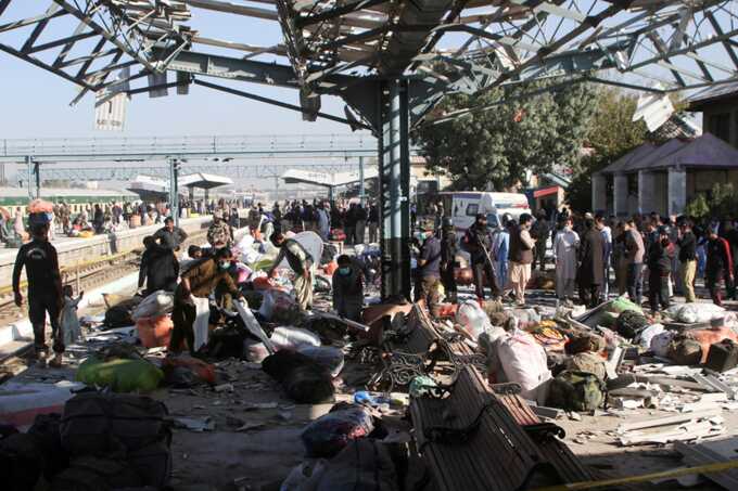 Bomb blast at train station in Pakistan kills at least 24