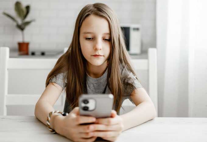 Australia adopts groundbreaking law prohibiting under-16s from using social media, despite safety concerns