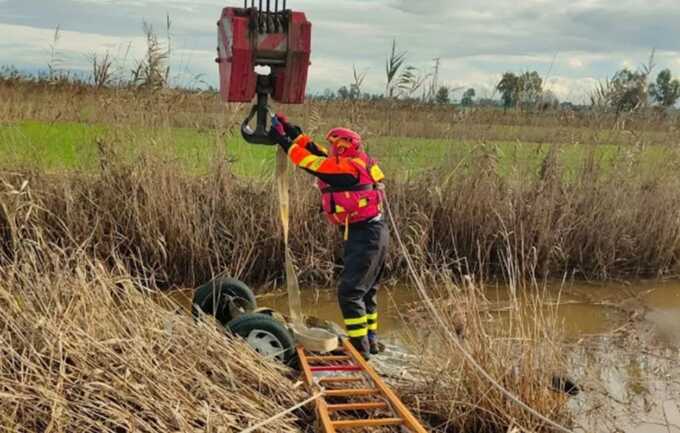 British woman killed in Italy crash as police find overturned car in canal