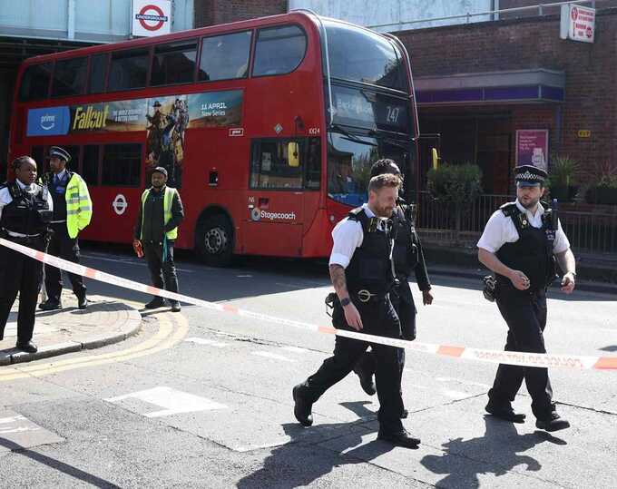 Detectives search for suspect after 14-year-old boy fatally stabbed on London bus