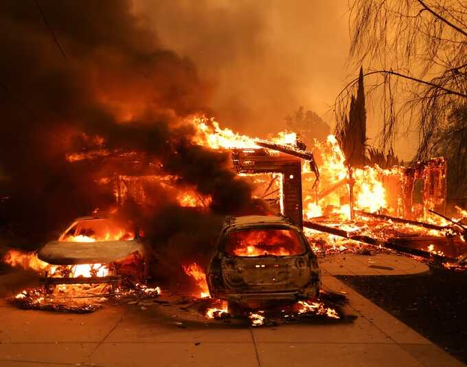 Hollywood Boulevard evacuated amid Los Angeles wildfires