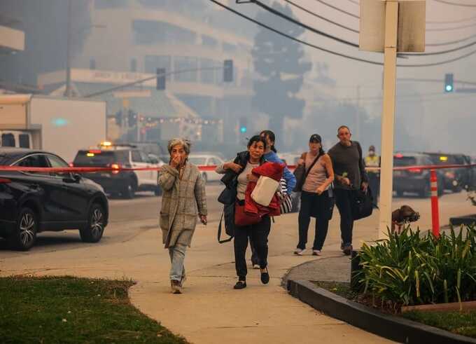 Chaos on Hollywood streets as flames spread and evacuations mount