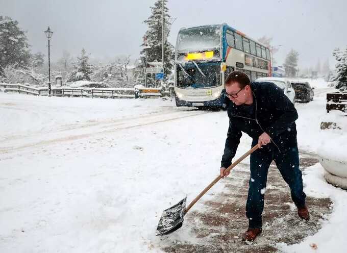 Manchester airport warns of delays after runway closures due to heavy snow