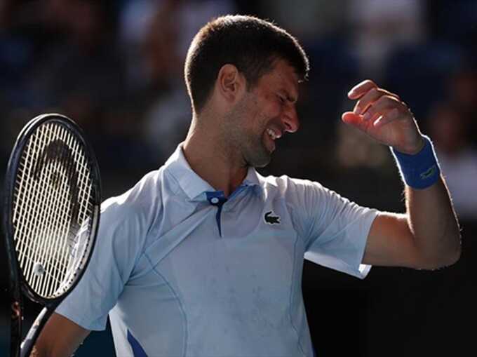 Djokovic withdraws from Australian Open semi-final due to injury, sparking mixed crowd reactions