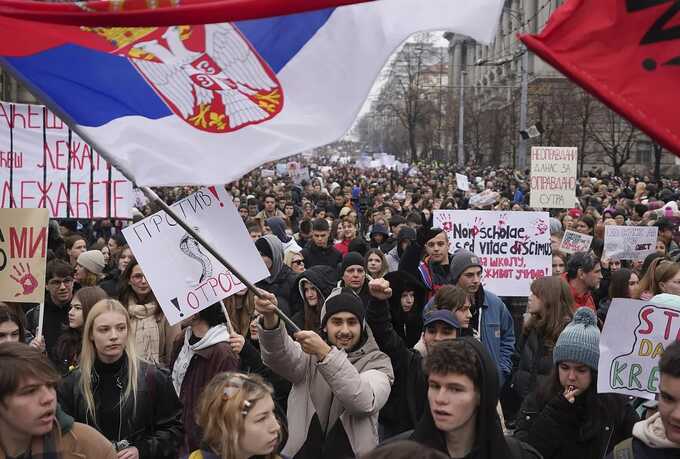 Serbian students block Belgrade road junction to increase pressure on Vučić