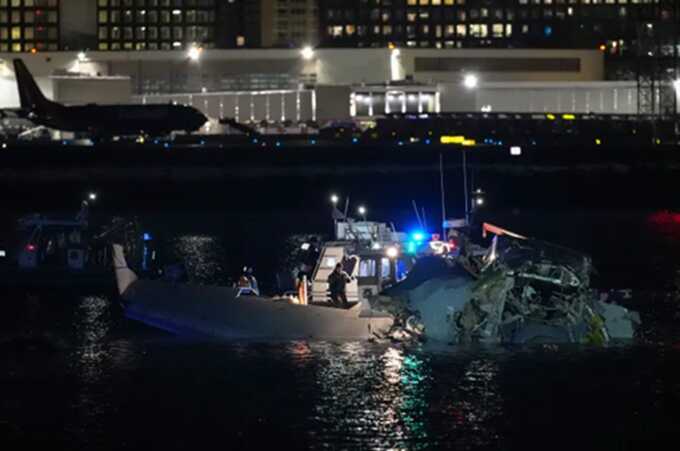 Emergency response units assess airplane wreckage in the Potomac RiverCredit: Getty