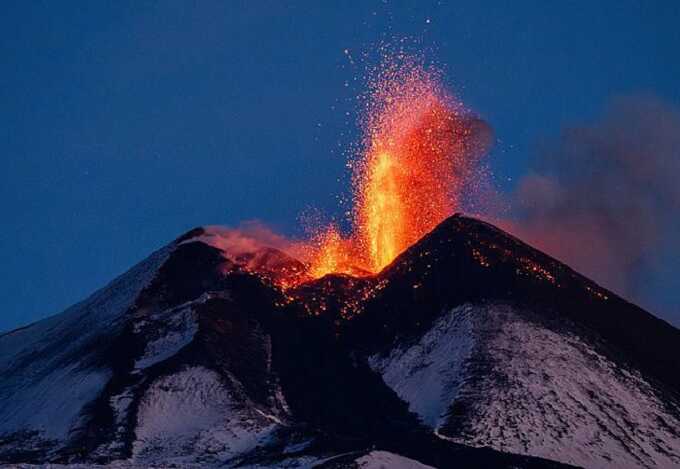 Thousands of tourists gather to witness the Etna eruption, obstructing rescue services