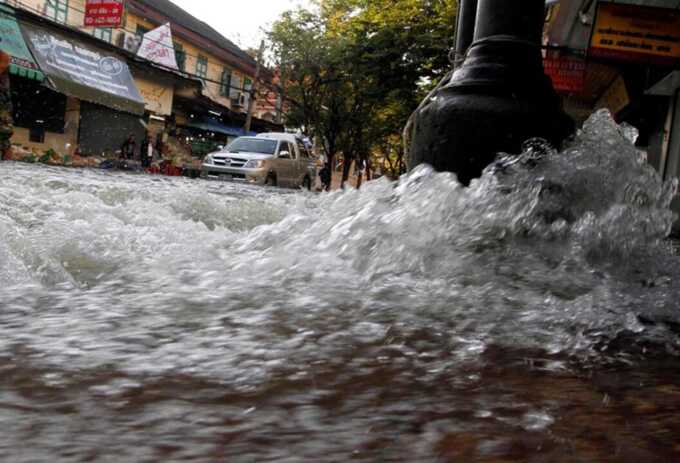 ‘Run for your lives!’: Tourists stampede as earthquake floods bangkok streets