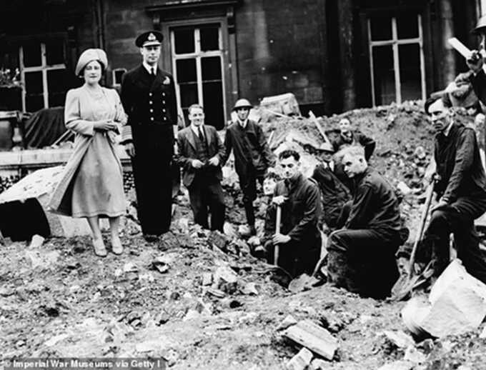 Nazis tried to kill the king and queen: direct bombing of Buckingham Palace in 1940