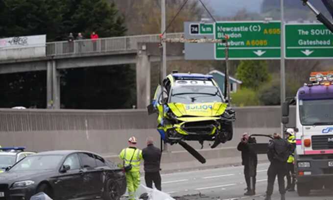 Four police cars wrecked: five hospitalized after horrific crash on A1