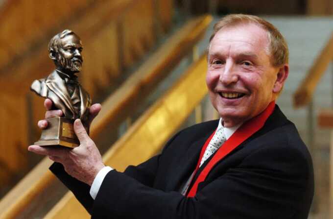 Founder of Kwik Fit and former Hibernian FC owner Sir Tom Farmer has died