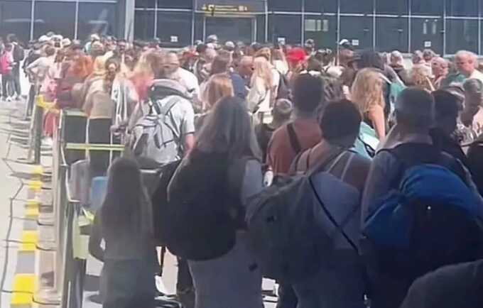 “Like cattle”: hundreds of British tourists stuck in queues at Tenerife airport