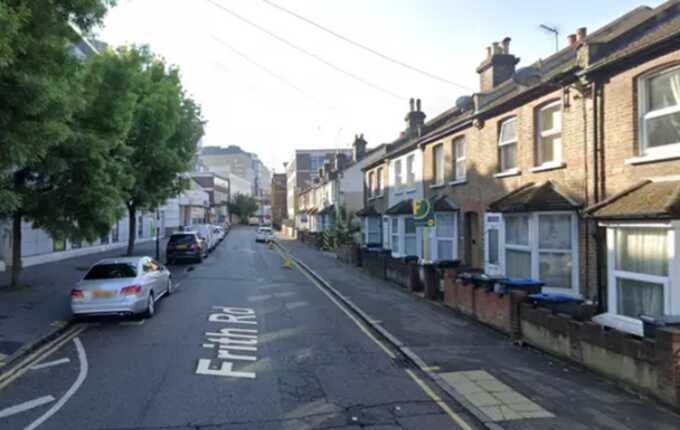Croydon murder: woman dies at the scene, man arrested