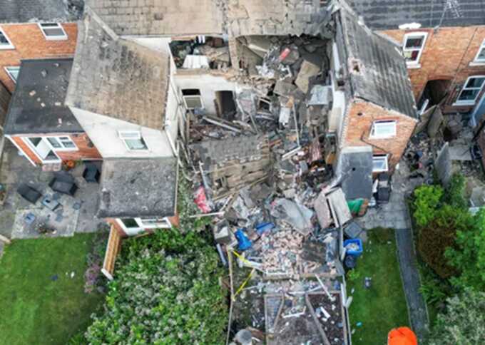 Powerful explosion in Derby: man hospitalized, two houses destroyed