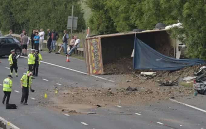 Truck overturns near London Stansted airport: hundreds of passengers risk missing flights
