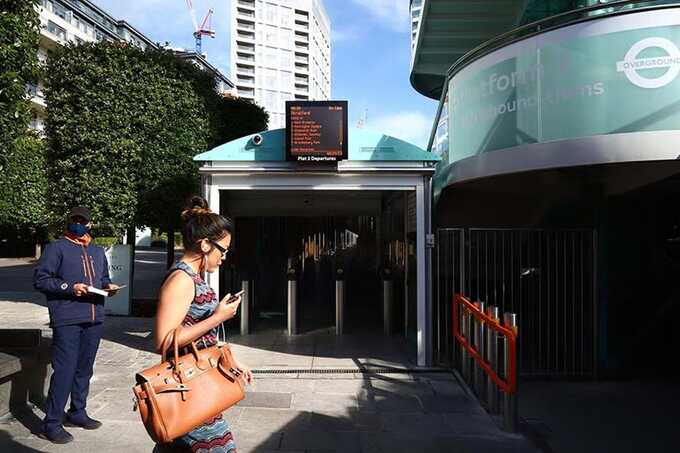 Stabbing at Imperial Wharf station: 20-year-old man hospitalized with serious injuries
