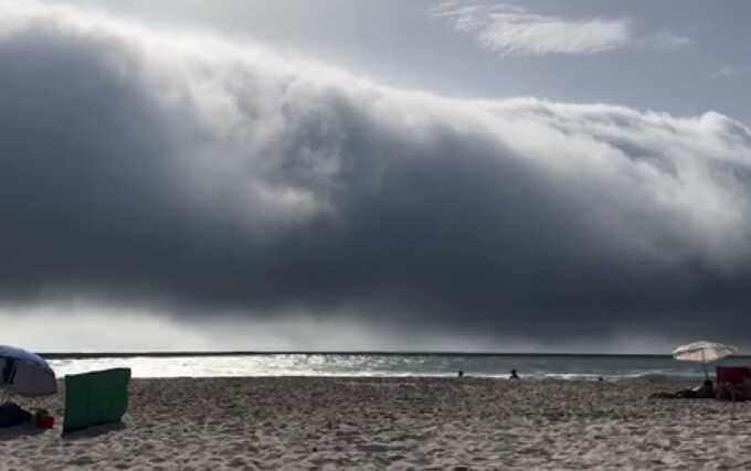 Towering ‘tsunami roll cloud’ rapidly advances over the beach in a terrifying manner