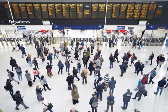 Disruption in London: Passengers advised to avoid Waterloo station amid major malfunction