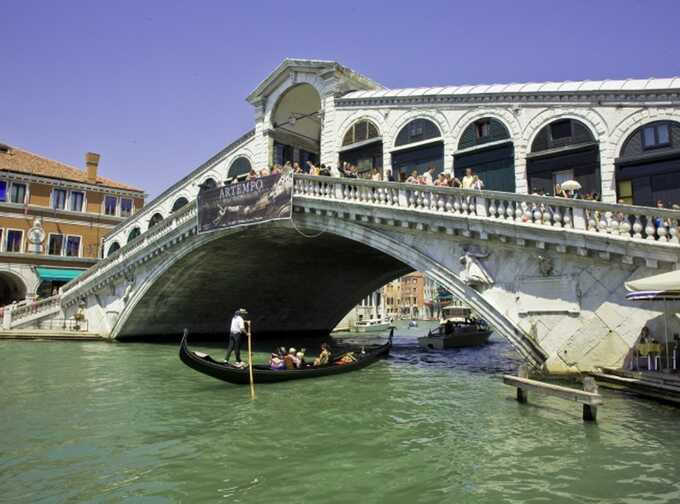 Jewish tourist couple assaulted by 10 migrants in Venice