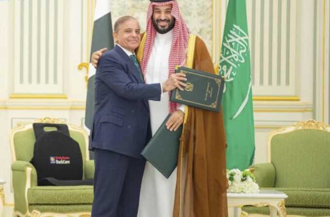 Saudi Arabia and Pakistan sign mutual defence pact