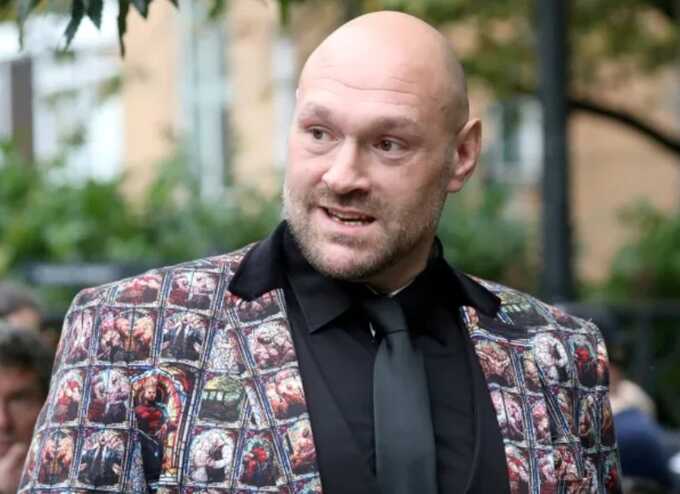 Tyson Fury honours friend Ricky Hatton with throne-inspired suit despite criticism