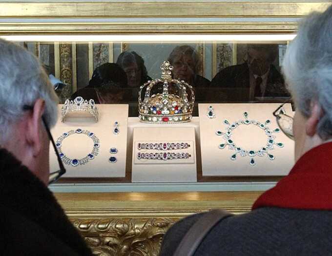 Louvre heist: Ministry reveals 8 royal jewels stolen by chainsaw-wielding robbers