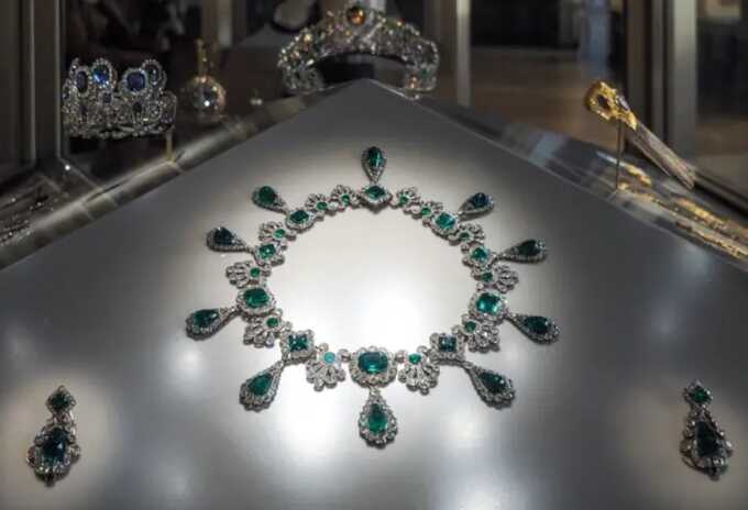 Louvre jewel heist valued at €88 million as manhunt intensifies